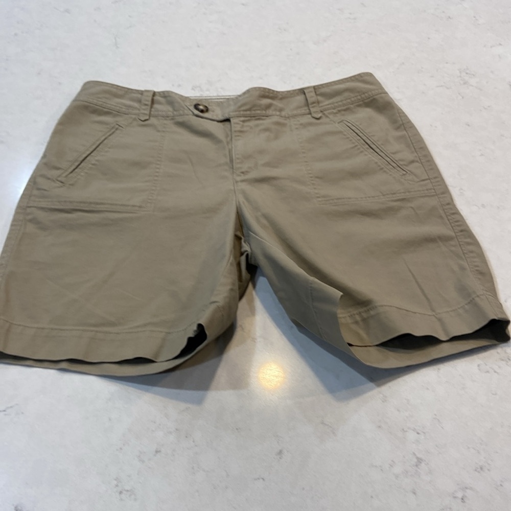 Eddie Bauer Mercer Fit Khaki Shorts Women's Sz 12 Mid Rise Flat Front Chino